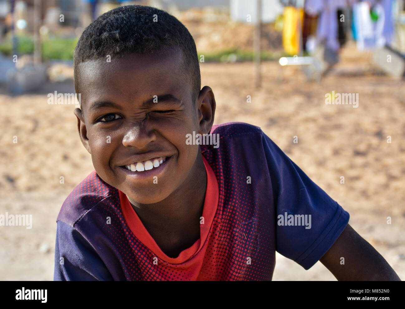 Smiling boy posing Sahraouis réfugiés au camp. Banque D'Images