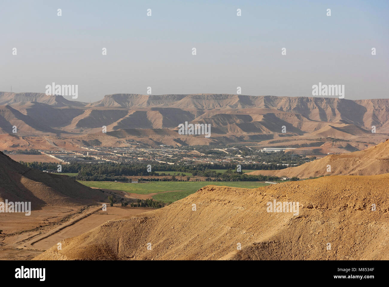 Beasha Ville Vallée, Riyad Arabie Saoudite. Photo prise d'un point de vue en descendant le plateau dans le désert, juste au sud de Riyad. Banque D'Images