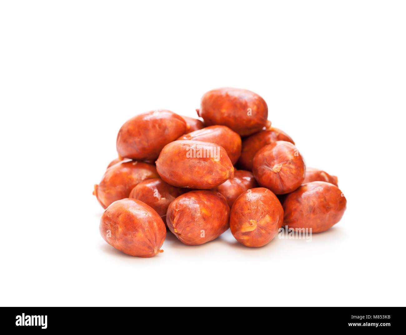 Cordes de mini saucisses chorizo isolated on white Banque D'Images