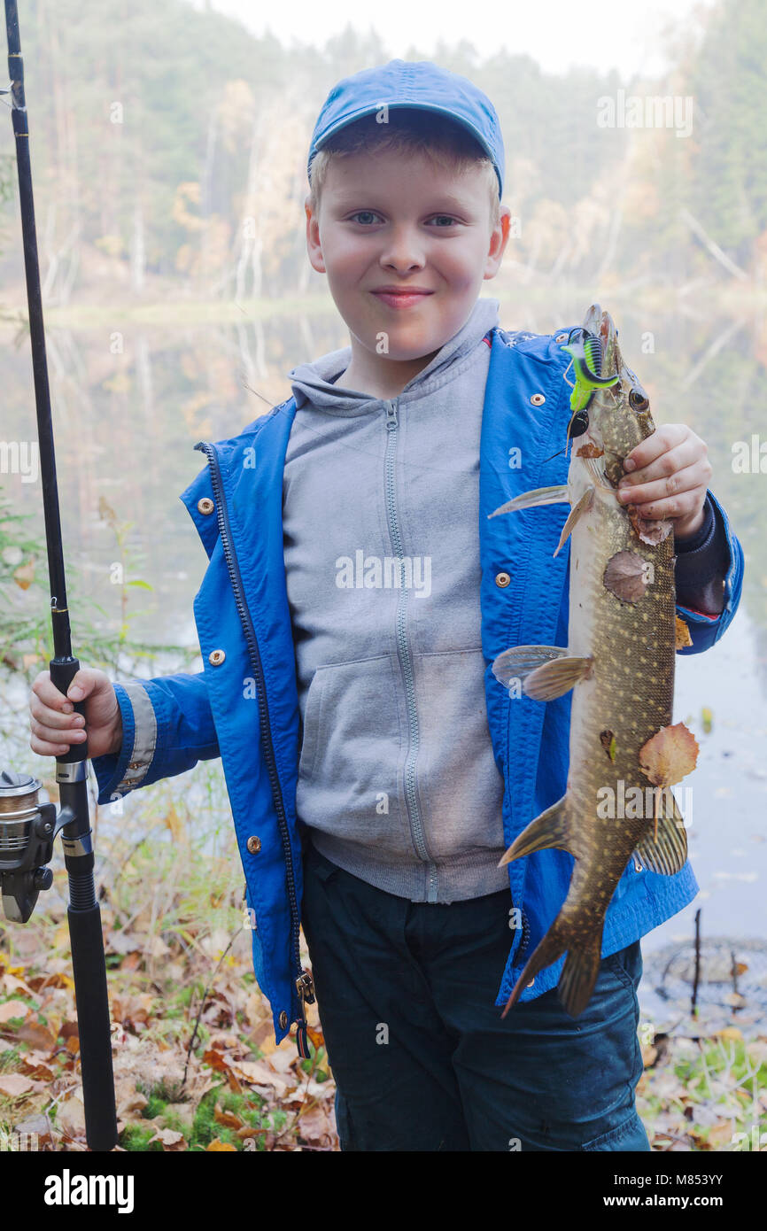 Heureux pêcheur à la pêche du brochet trophy Banque D'Images