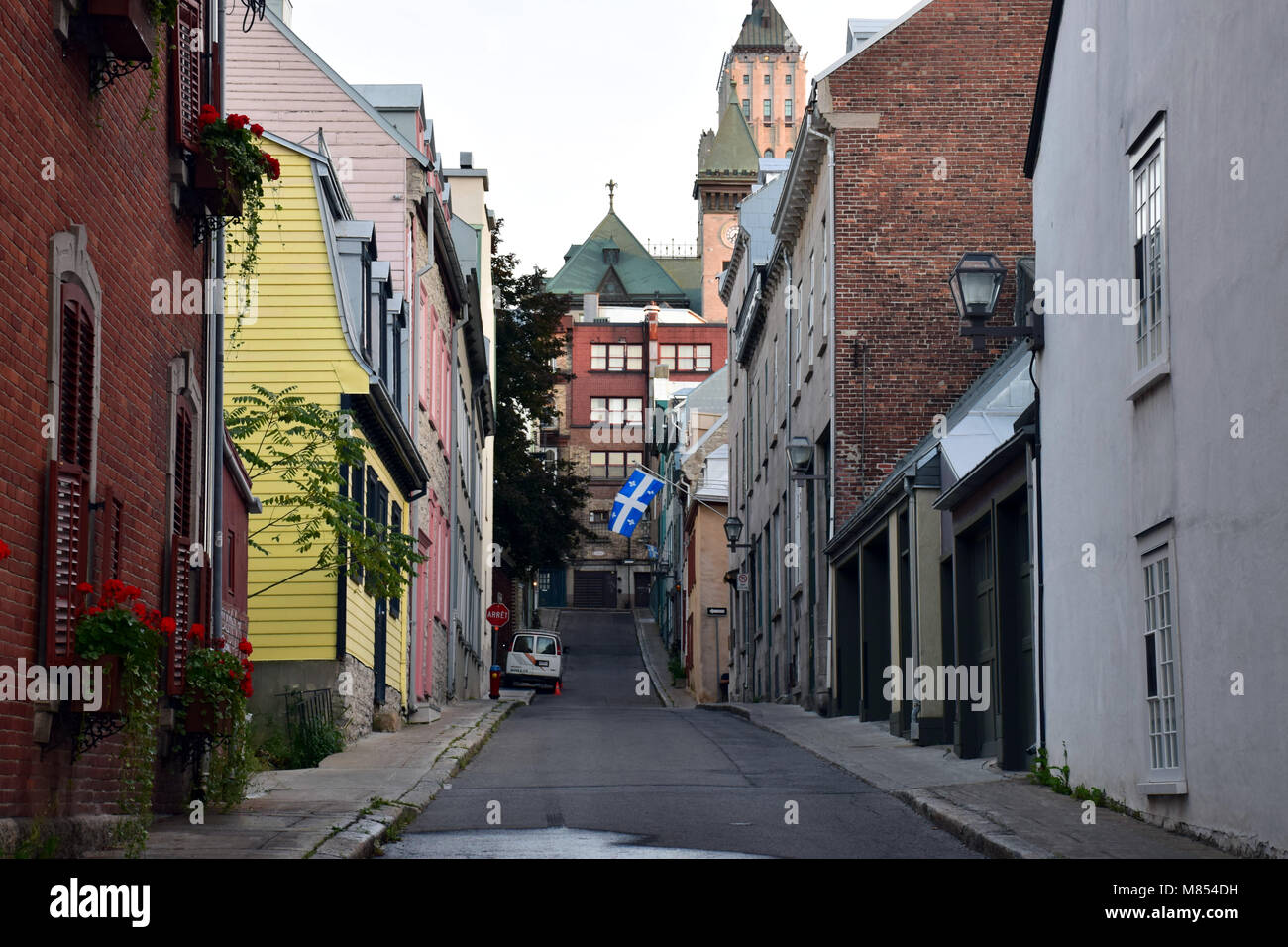 Les rues du Vieux Québec, ville de Québec, avec une partie de l'hôtel Château Frontenac, dans l'arrière-plan. Banque D'Images