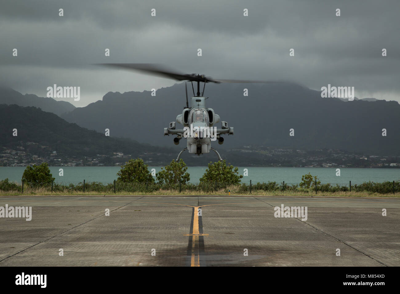 Un AH-1W Super Cobra termine son dernier vol sur Hawaï Base du Corps des Marines, le 13 mars 2018. L'escadron d'hélicoptères d'attaque légère Marine prend sa retraite leur AH-1Ws, qui sont remplacés par l'AH-1Z Viper d'hélicoptères. Les trois premières AH-1Z est arrivé à HMLA-367 en décembre 2017. (U.S. Marine Corps photo par le Sgt. Kathy Nunez) Banque D'Images