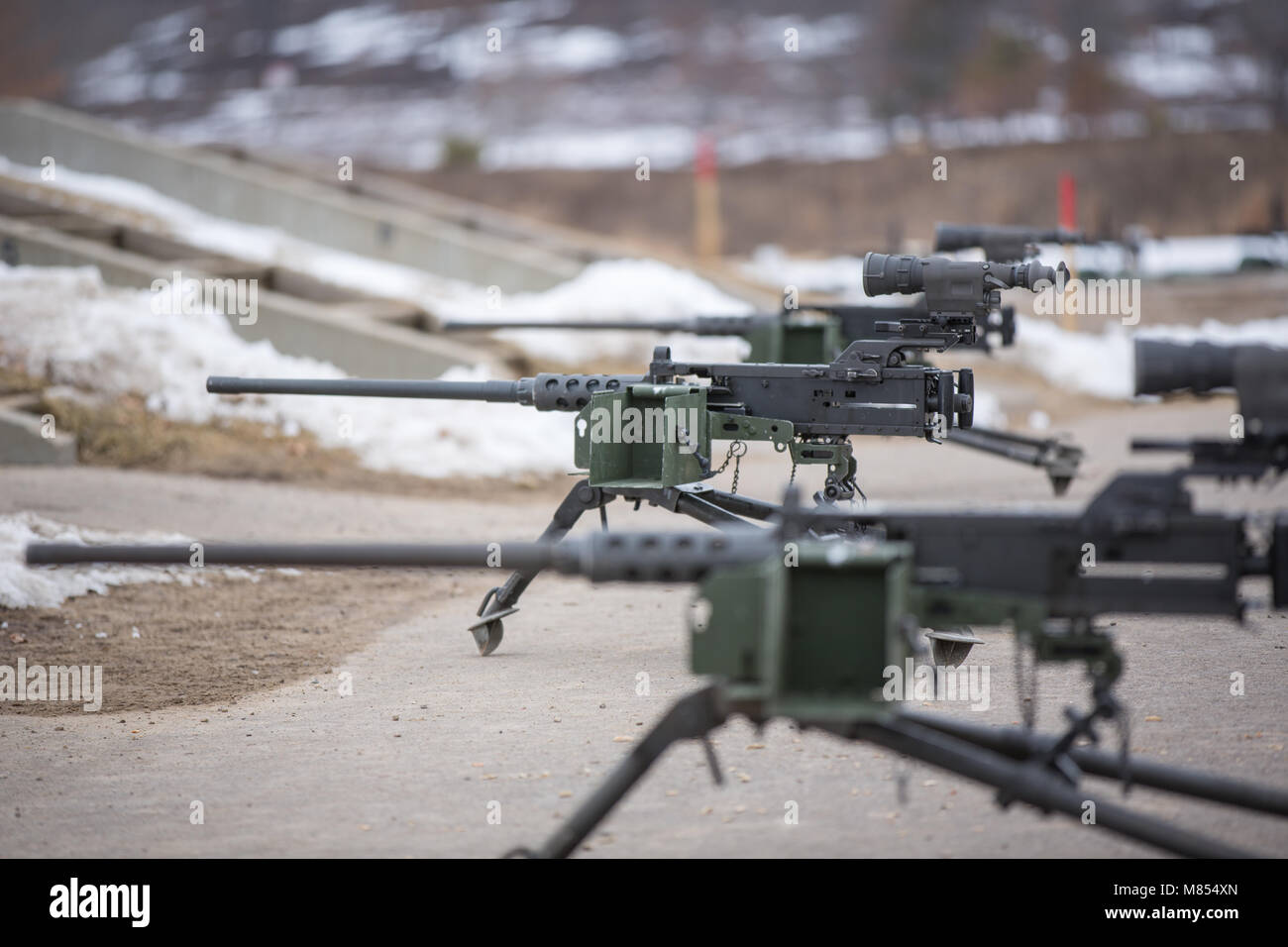 M2 Les mitrailleuses s'asseoir derrière la ligne de tir pendant l'utilisation de l'acier à froid Fort McCoy, au Wisconsin, le 11 mars 2018. L'acier froid fonctionnement est l'armée américaine Réserver's armes collectives qualification et validation afin de s'assurer de l'Armée de l'Amérique et les soldats sont formés et prêts à se déployer à court préavis dans le cadre de prêt Force X et prêt au combat et la puissance de feu meurtrière à l'appui de l'armée et nos partenaires n'importe où dans le monde. (U.S. Photo de la réserve de l'armée par la CPS. John Russell/86e Division de la formation) Banque D'Images