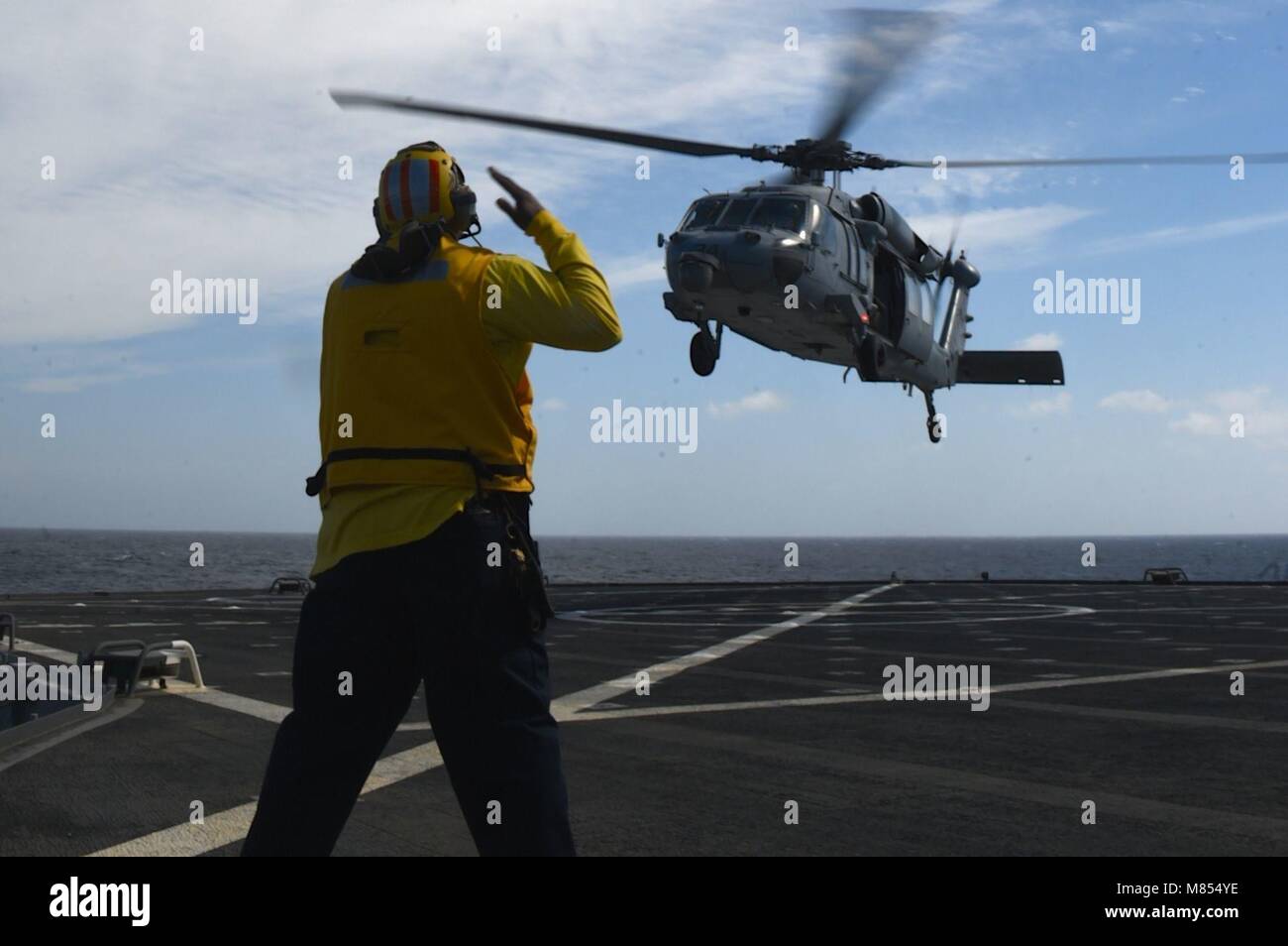 180313-N-QR145-293 MER MÉDITERRANÉE (13 mars 2018) Dan Thomas, une commande de transport maritime militaire civil service mariner, des signaux à un MH-60S Sea Hawk, affecté à la "Ghost Riders' d'hélicoptères de combat de la mer (HSC) de l'escadron 28, à bord du Blue Ridge-class et de contrôle, le USS Mount Whitney (LCC 20) lors d'un ravitaillement en mer avec l'USNS Patuxent lubrificateur reconstitution de la flotte (T-AO 201) le 13 mars 2018. Le Mont Whitney, l'avant-déployé à Gaeta, Italie, fonctionne avec un équipage de marins de la Marine américaine et militaire Commande de transport maritime Les marins du service civil. (U.S. Photo par Marine M Banque D'Images