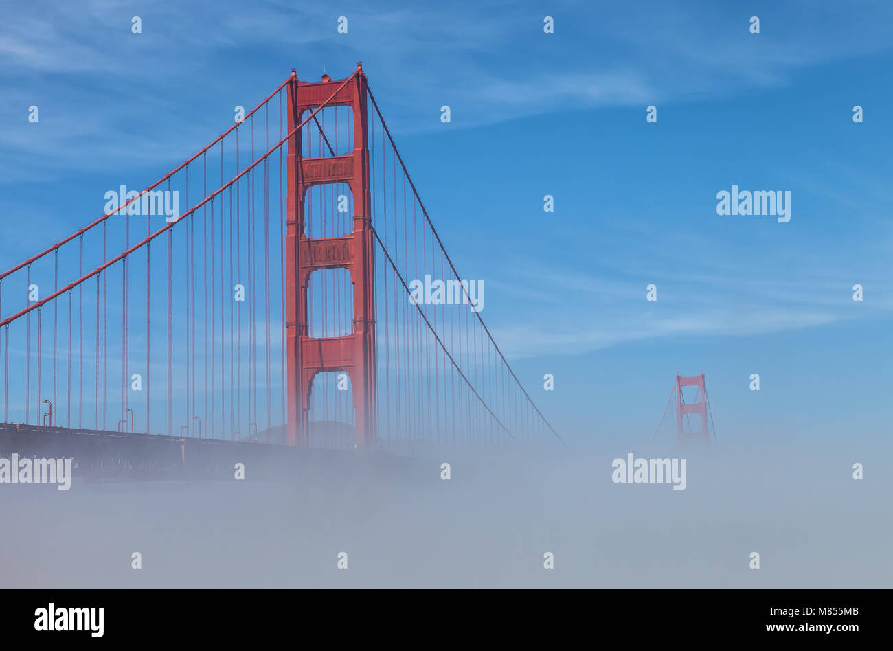 Bas épais brouillard formé sous le Golden Gate Bridge à San Francisco, Californie, États-Unis, sur une première matinée de printemps. Banque D'Images