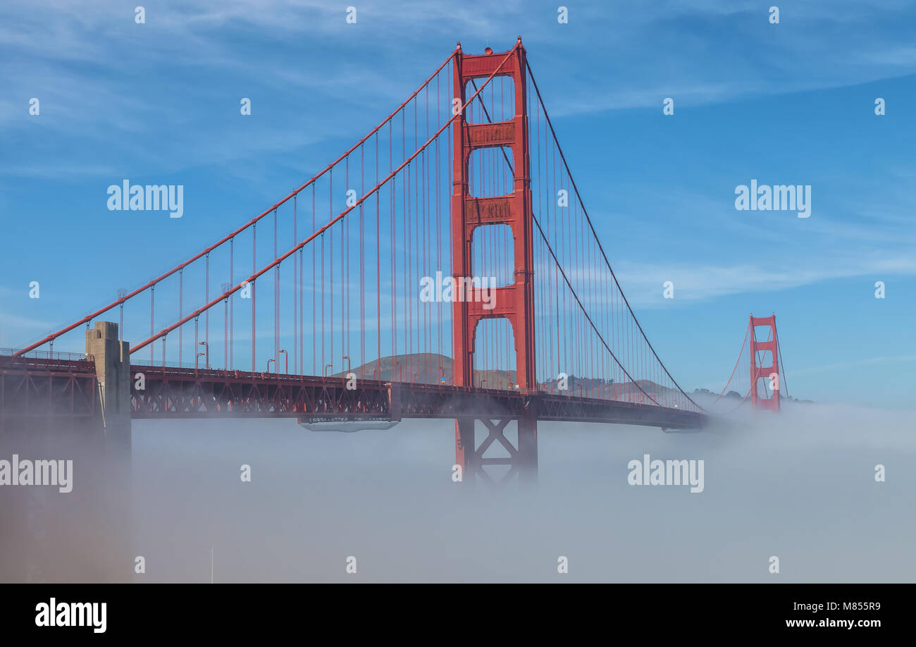 Bas épais brouillard formé sous le Golden Gate Bridge à San Francisco, Californie, États-Unis, sur une première matinée de printemps. Banque D'Images