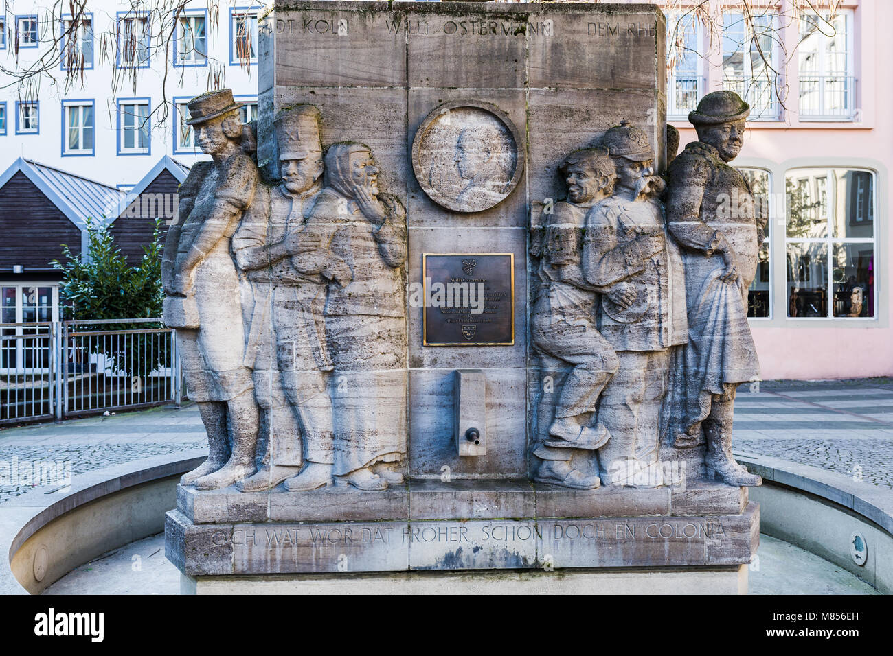 Cologne, Allemagne - 24 Février 2018 : Willi Ostermann memorial fontaine dans la vieille ville de Cologne. Ostermann est un parolier, compositeur et interprète de c Banque D'Images