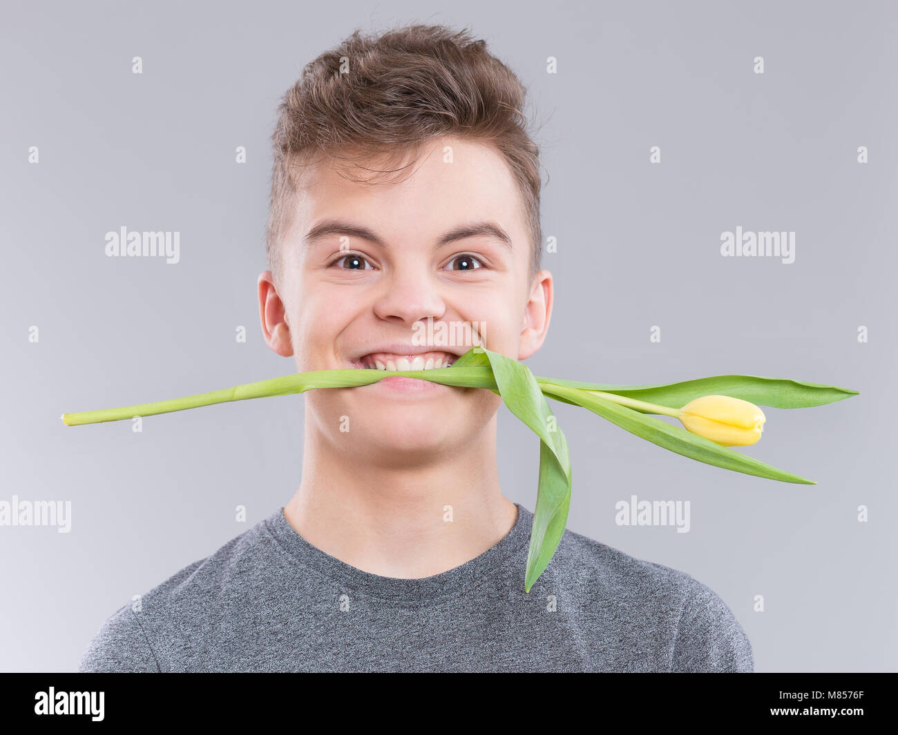 Teen boy avec des fleurs Banque D'Images