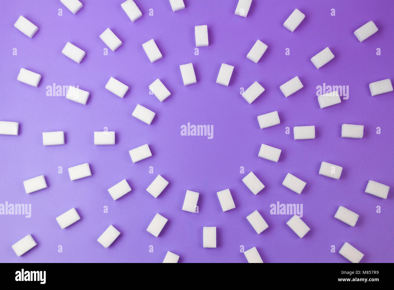 Cubes de sucre blanc sur fond violet Banque D'Images