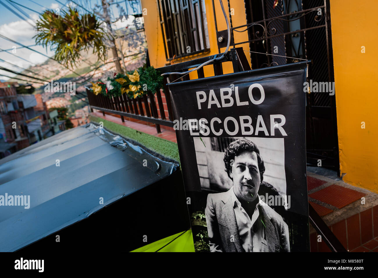 Une bannière, représentant le seigneur de la drogue Pablo Escobar, est vu accroché au-dessus d'un salon de coiffure dans le quartier Pablo Escobar, Medellín, Colombie. Banque D'Images