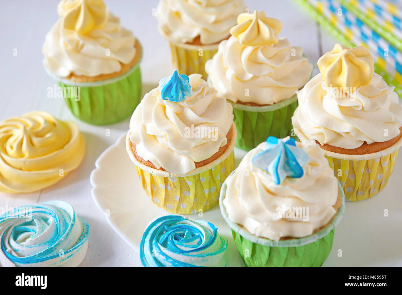 Ensemble De Petits Gateaux Delicieux Gateau Rigolo Sur Stand Anniversaire De Concept Photo Stock Alamy Ensemble De Petits Gateaux Delicieux Gateau Rigolo Sur Stand Anniversaire De Concept Photo Stock Alamy