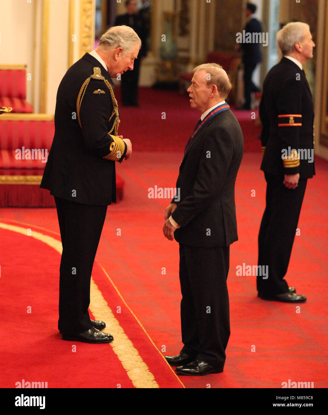 John Cummins de Bury St Edmunds est fait Compagnon de l'Ordre de St Michel et St George par le Prince de Galles au cours d'une cérémonie à Buckingham Palace. Banque D'Images