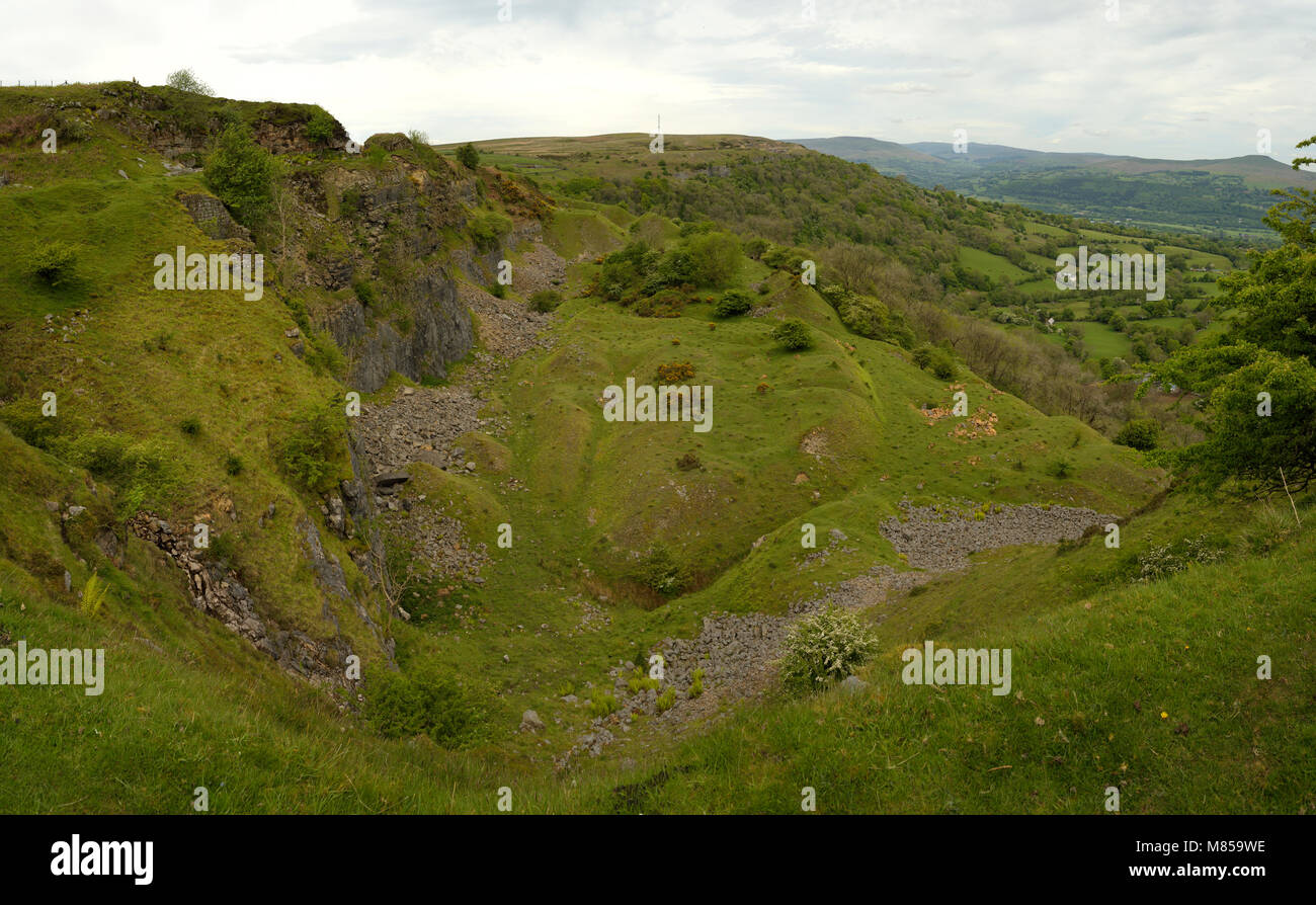 Pwll-du reste de la carrière avec l'équilibre de l'eau ascenseur à gauche et Gilwern Hill et Tyla Quarry en arrière-plan Banque D'Images