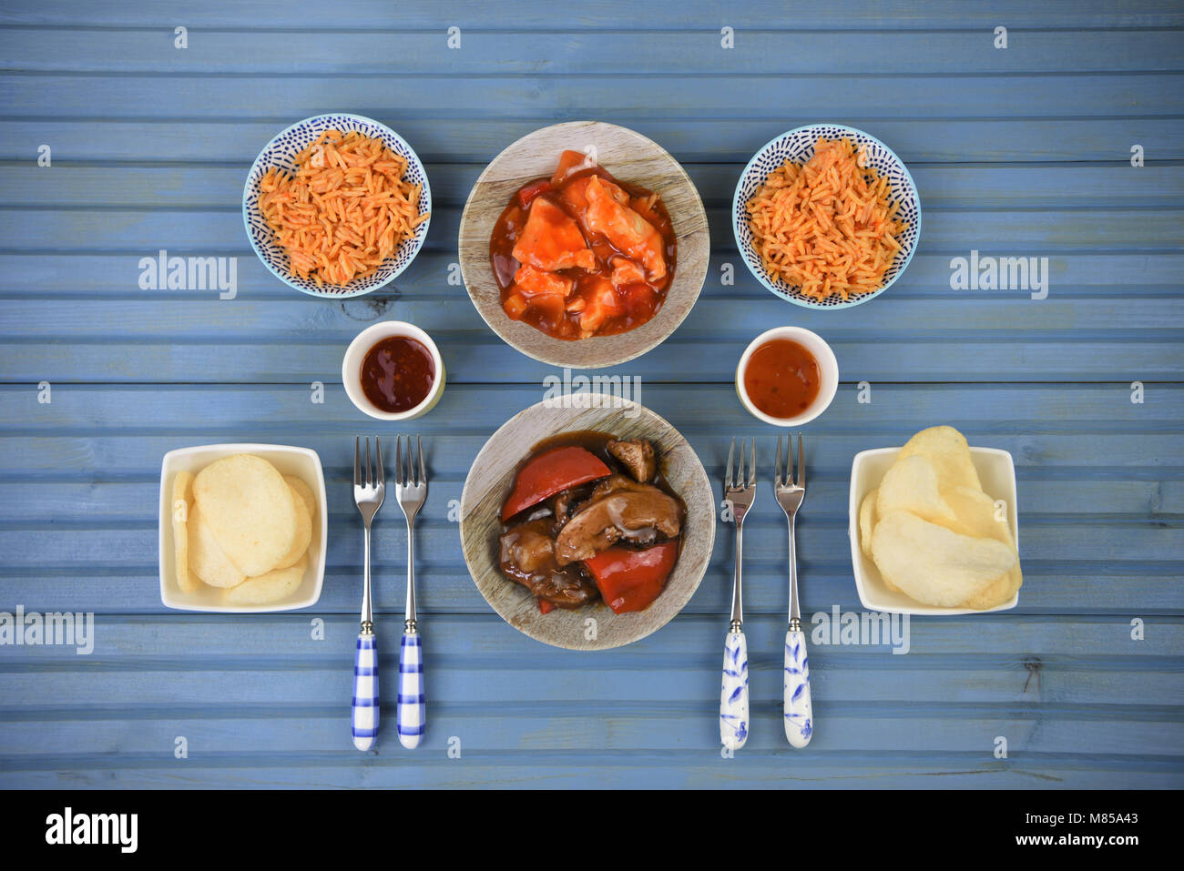 Nuit à emporter chinois avec de la nourriture dans des plats préparés et servis sur une table Banque D'Images