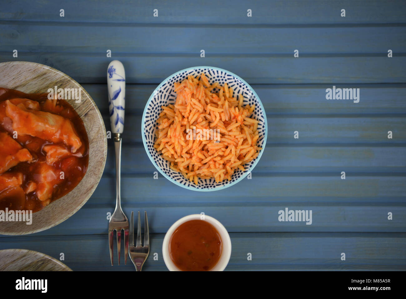 Douce chaude à emporter chinois avec de la nourriture dans les plats et servi sur une table Banque D'Images