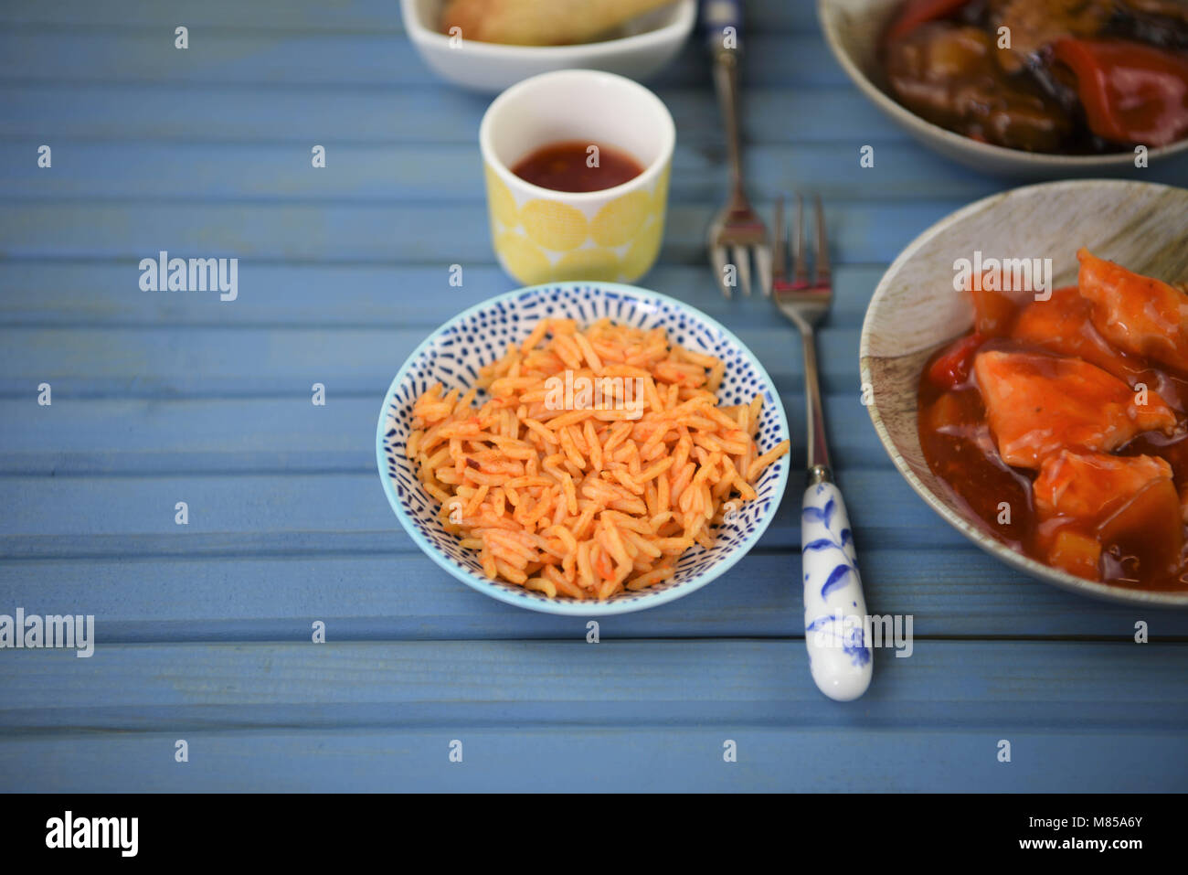 Douce chaude à emporter chinois avec de la nourriture dans les plats et servi sur une table Banque D'Images