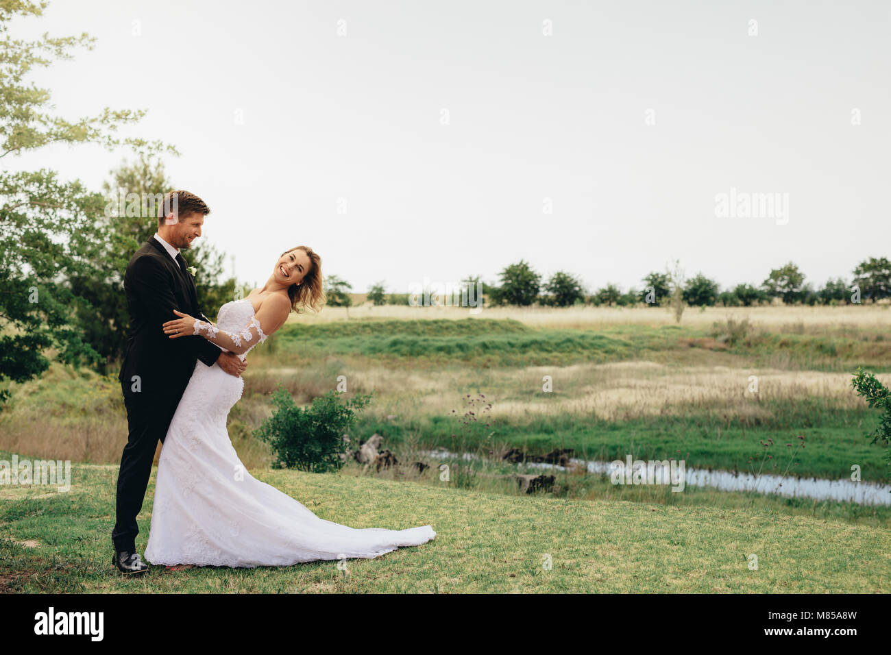 Belle mariée et le marié dans un parc. Couple avant la cérémonie de mariage. Banque D'Images Belle mariée et le marié dans un parc. Couple avant la cérémonie de mariage. Banque D'Images