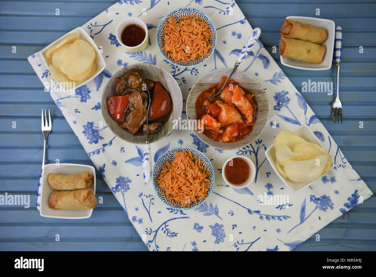 Plats à emporter chinois avec de la nourriture chaude dans les plats cuisinés et servis sur une table Banque D'Images