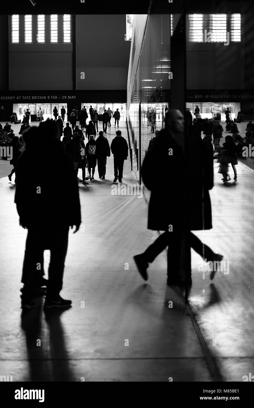 Ombre de personnes dans le hall des turbines de la Tate Banque D'Images