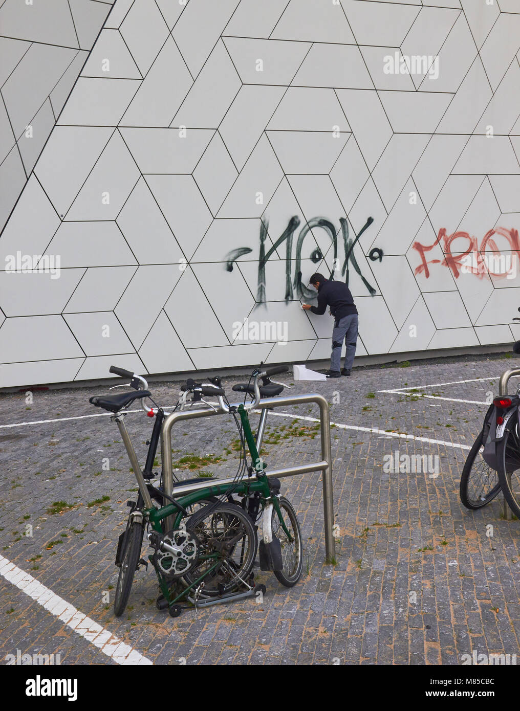 L'homme l'enlèvement des graffitis, de l'ŒIL, Film Instittute Overhoeks, Amsterdam-Noord, Amsterdam, Pays-Bas. Banque D'Images