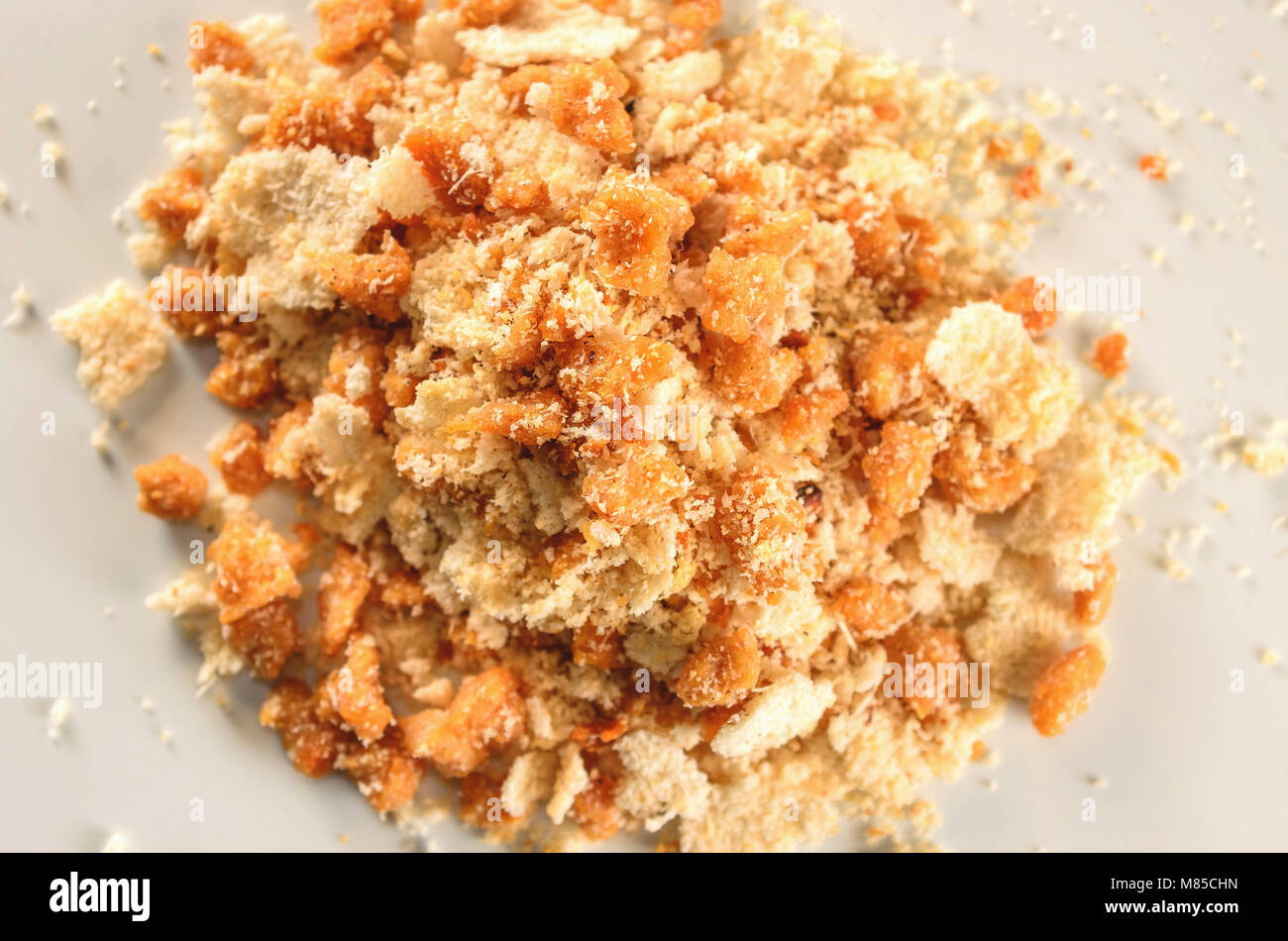 Farofa de soja, une nourriture typique faite de soja et les flocons croustillants, complément pour d'autres aliments sur la cuisine brésilienne. Banque D'Images