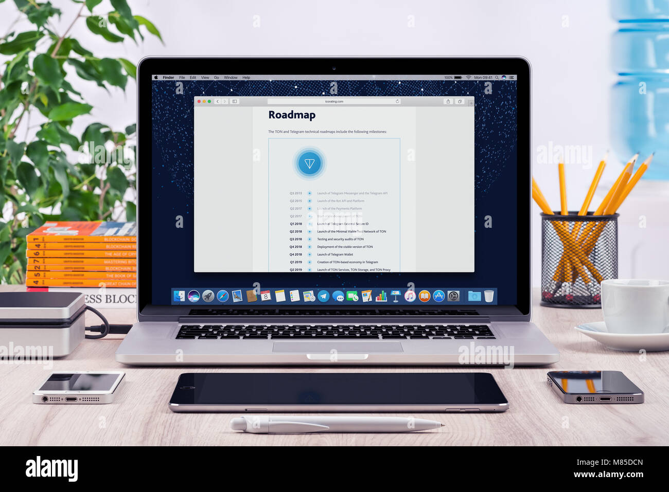 Télégramme Réseau ouvert ton livre blanc sur l'écran de macbook carte routière. Télégramme tonne par Pavel Dourov est l'avenir de l'blockchain et cryptocurrency. Banque D'Images
