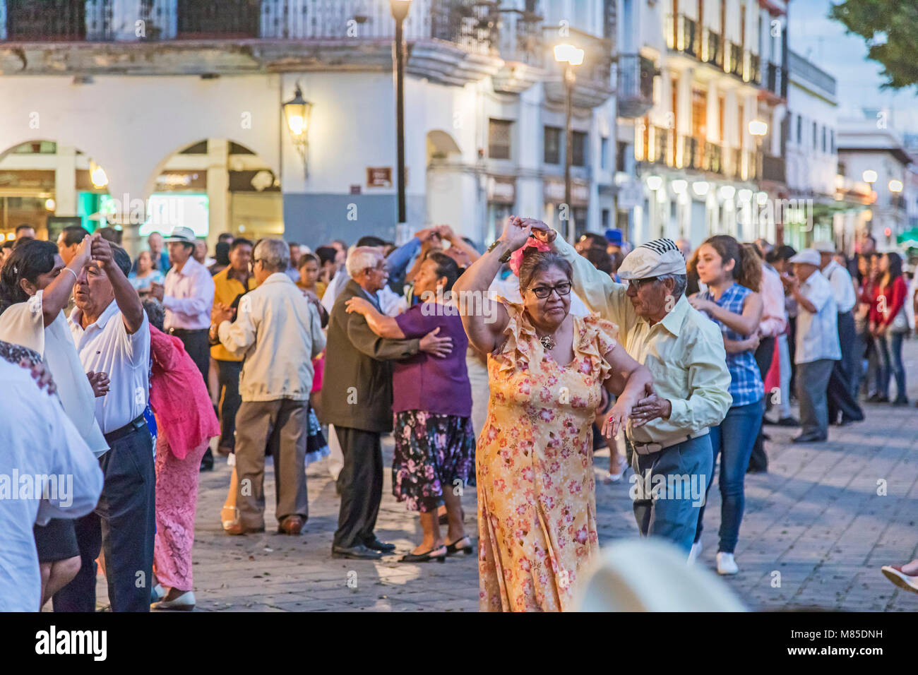 Oaxaca, Mexique - l'hebdomadaire le mercredi de la danse dans le Zocalo, ou place centrale. Banque D'Images