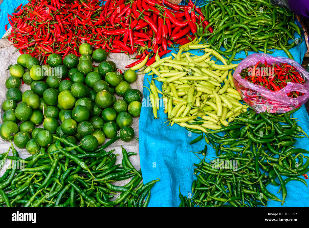 Les piments et les limes à la vente à un marché plein air, Hoi An, Vietnam Banque D'Images