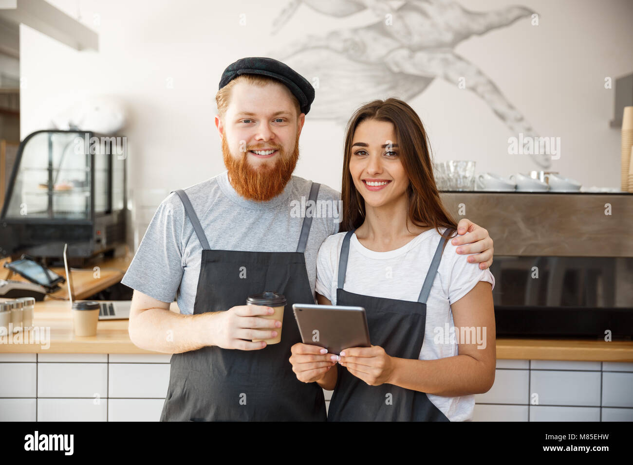 Concept d'entreprise Café - Portrait des petites entreprises partenaires se tenant ensemble à leur coffee shop Banque D'Images