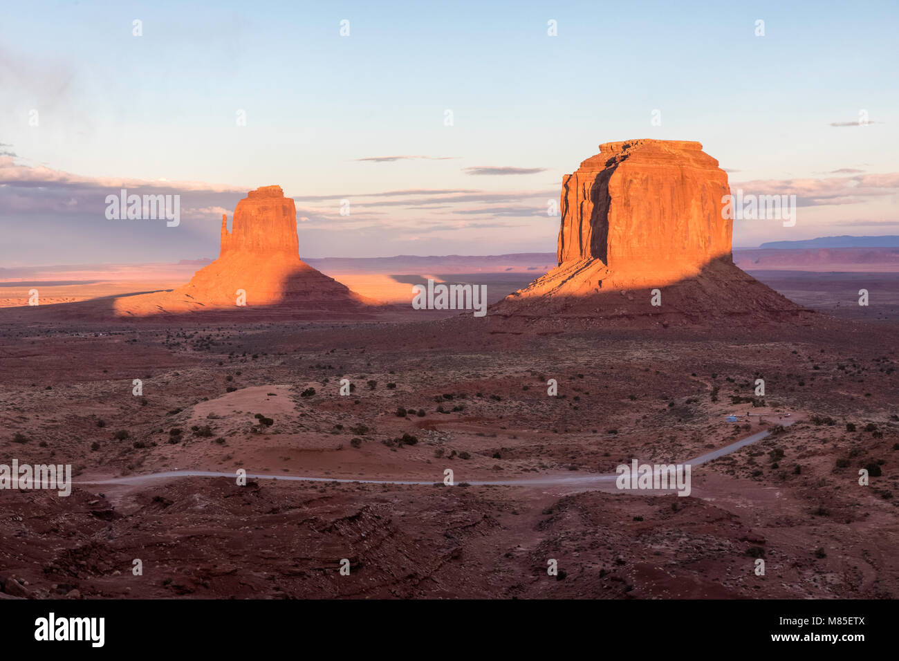Loop Road par Monument Valley voyages passé, East Mitten et Elephant Butte, Monument Valley Tribal Park, Arizona Banque D'Images
