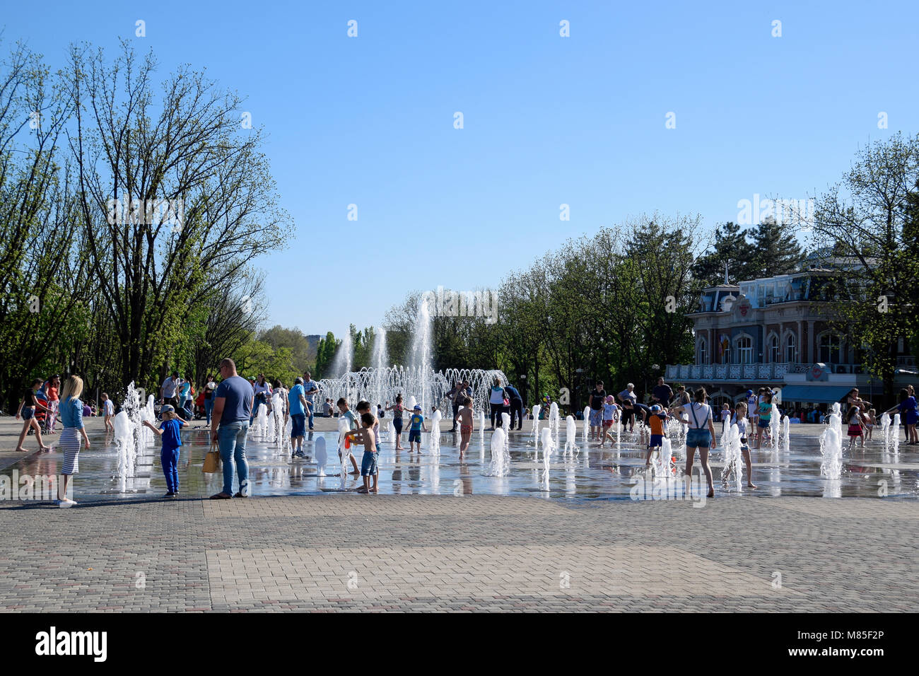 Krasnodar, Russie - Mai 1, 2017 Ville : fontaine dans la ville de Krasnodar. Les gens sont à pied près de la fontaine. Les projections d'eau. Banque D'Images
