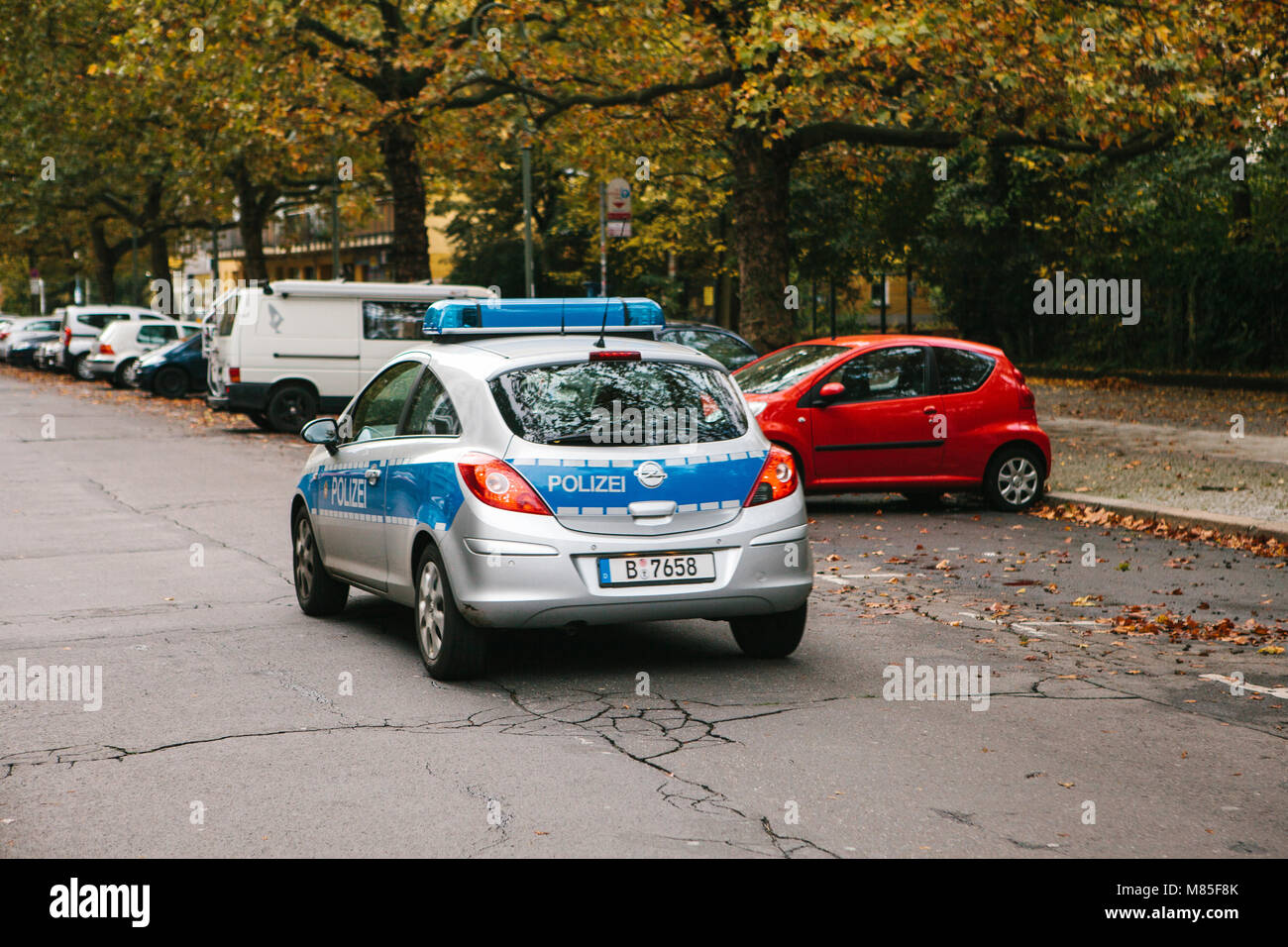 Une voiture de police se déplace le long de la rue. La protection et la sécurité des personnes par la police. Patrouiller dans les rues de la loi et de l'ordre. Banque D'Images