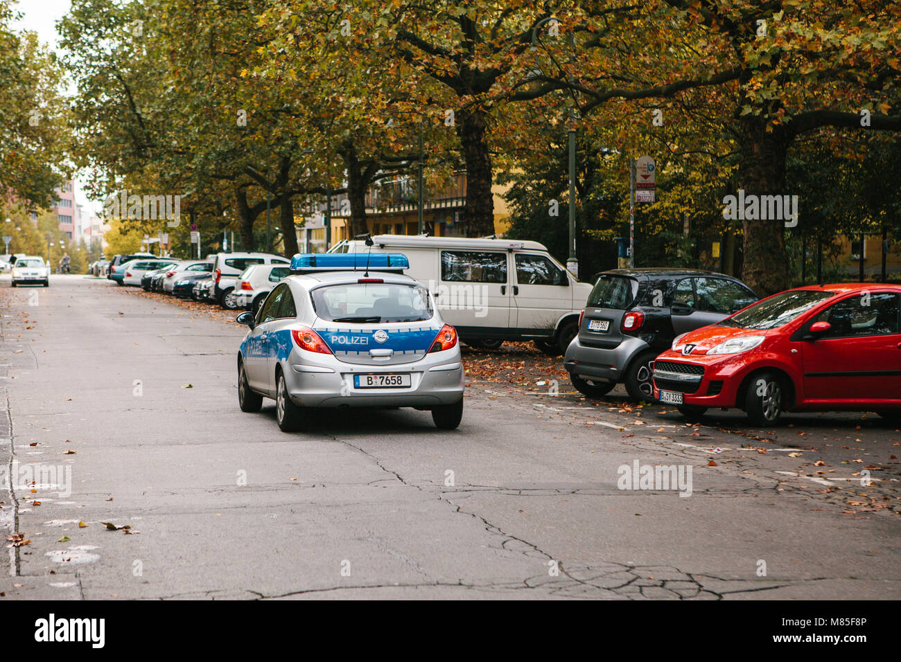 Une voiture de police se déplace le long de la rue. La protection et la sécurité des personnes par la police. Patrouiller dans les rues de la loi et de l'ordre. Banque D'Images