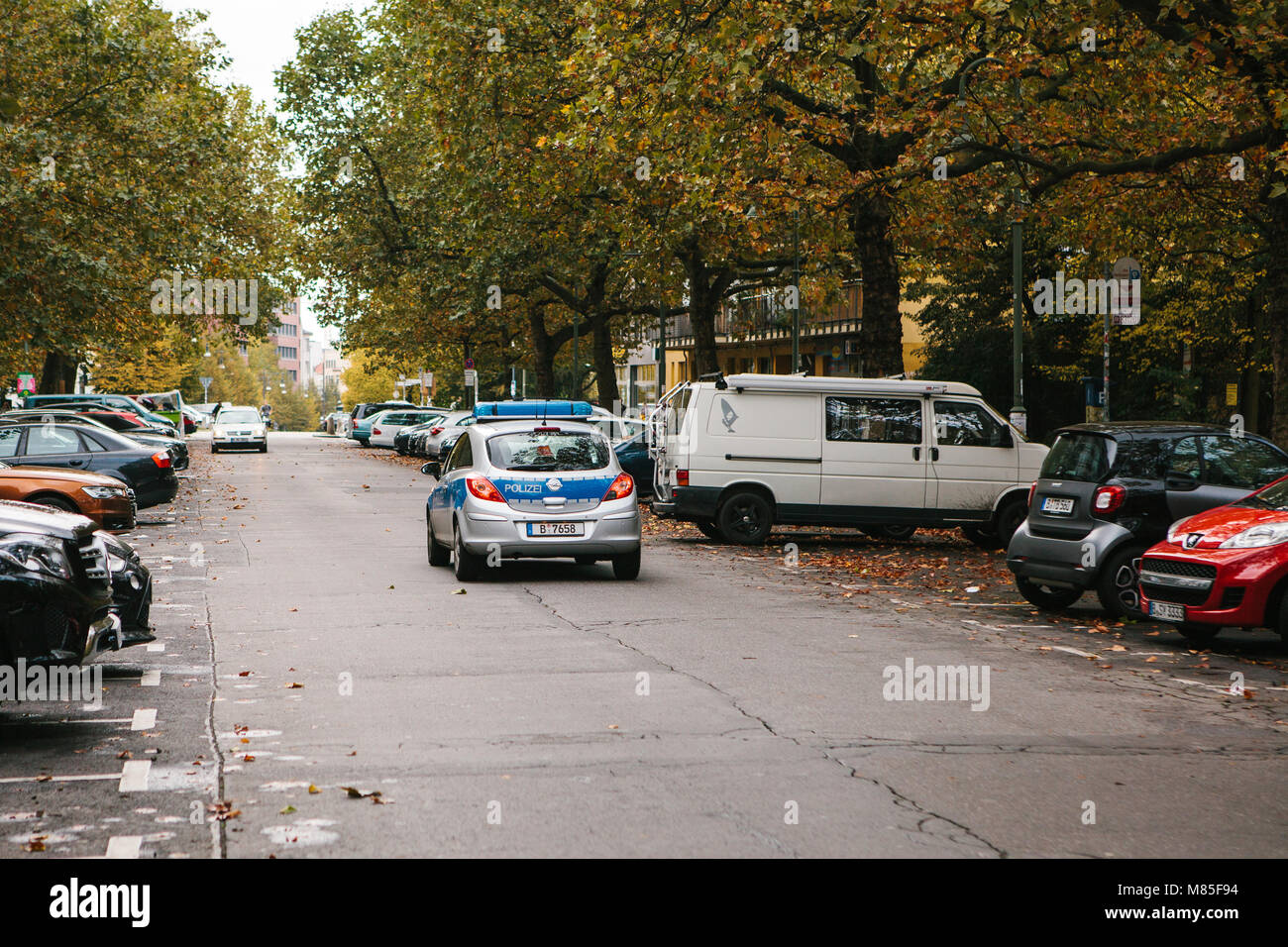 Une voiture de police se déplace le long de la rue. La protection et la sécurité des personnes par la police. Patrouiller dans les rues de la loi et de l'ordre. Banque D'Images