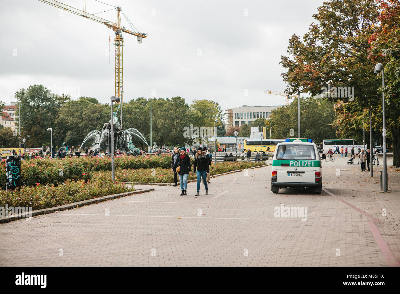 La présence policière dans les rues de la ville. Protection de l'ordre public et la protection des citoyens. La loi et l'ordre. Voiture de police sur la place, les gens vont Banque D'Images