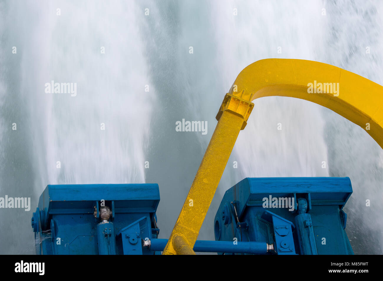 L'eau haute pression de jets d''eau/pompe-jets sur un traversier haute vitesse à grande vitesse. Close up. Banque D'Images
