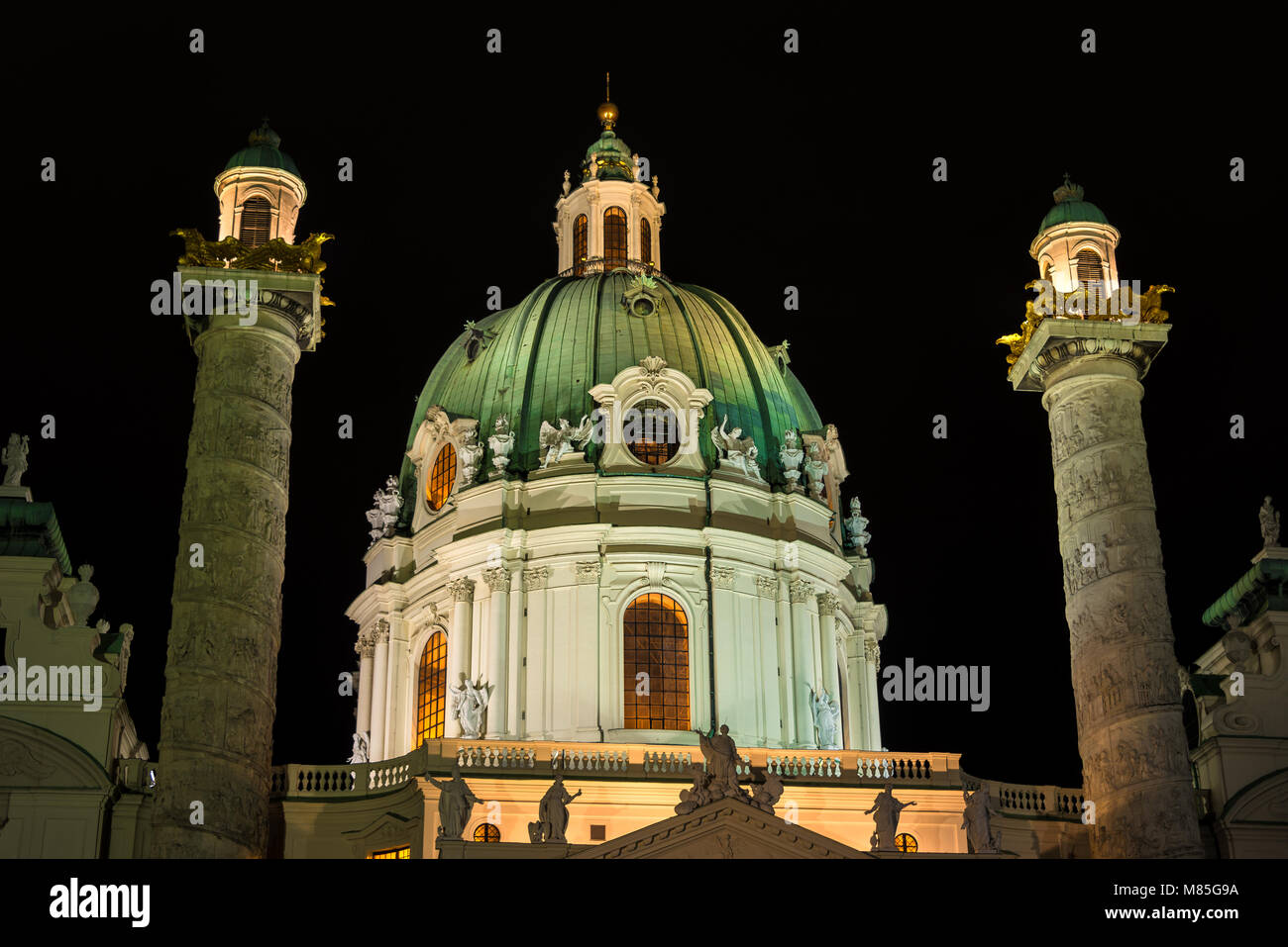 Karlskirche bei nacht Banque D'Images