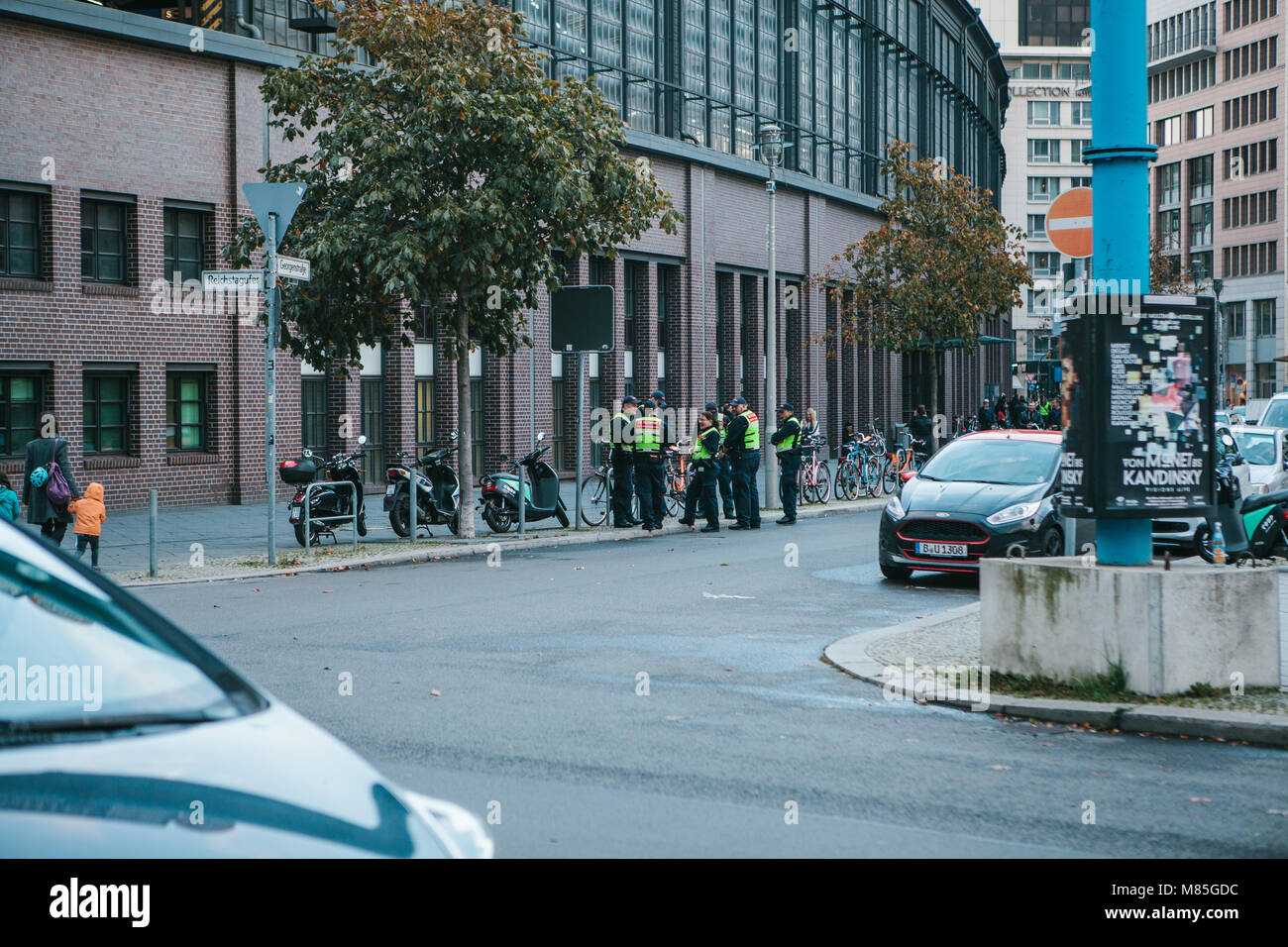 La présence policière dans les rues de la ville. Protection de l'ordre public et la protection des citoyens. La loi et l'ordre. Un groupe de policiers. Banque D'Images