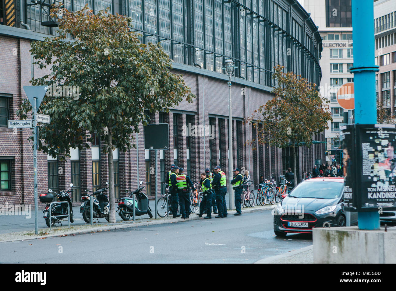 La présence policière dans les rues de la ville. Protection de l'ordre public et la protection des citoyens. La loi et l'ordre. Un groupe de policiers. Banque D'Images