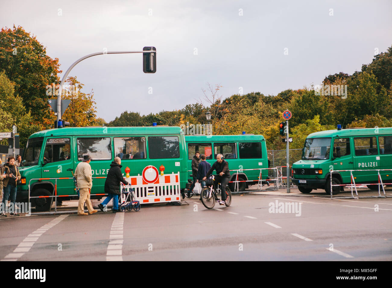La présence policière dans les rues de la ville. Protection de l'ordre public et la protection des citoyens. La loi et l'ordre. Les voitures de police a bloqué la rue. Banque D'Images
