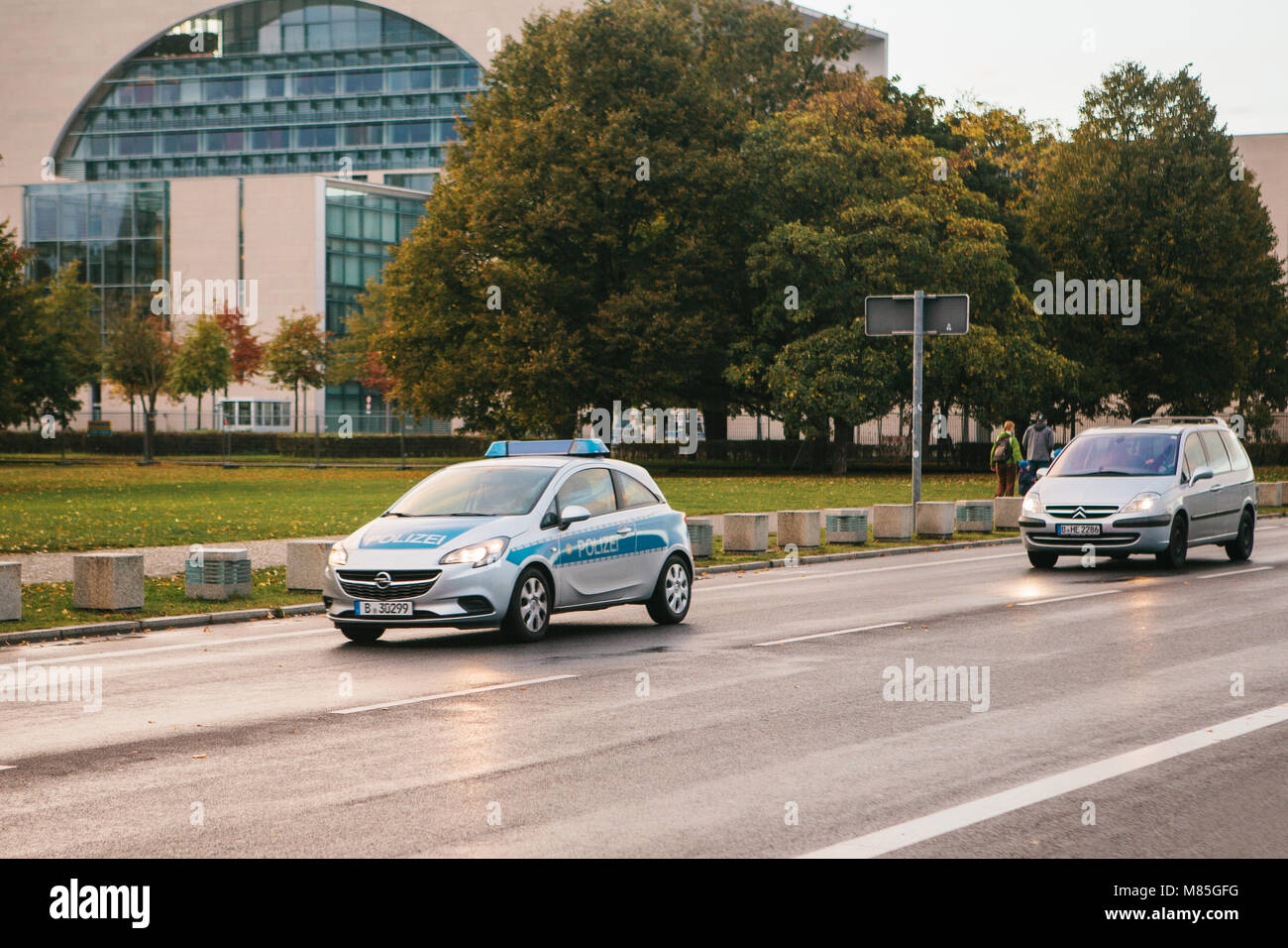 Une voiture de police se déplace le long de la rue. La protection et la sécurité des personnes par la police. Patrouiller dans les rues de la loi et de l'ordre. Banque D'Images