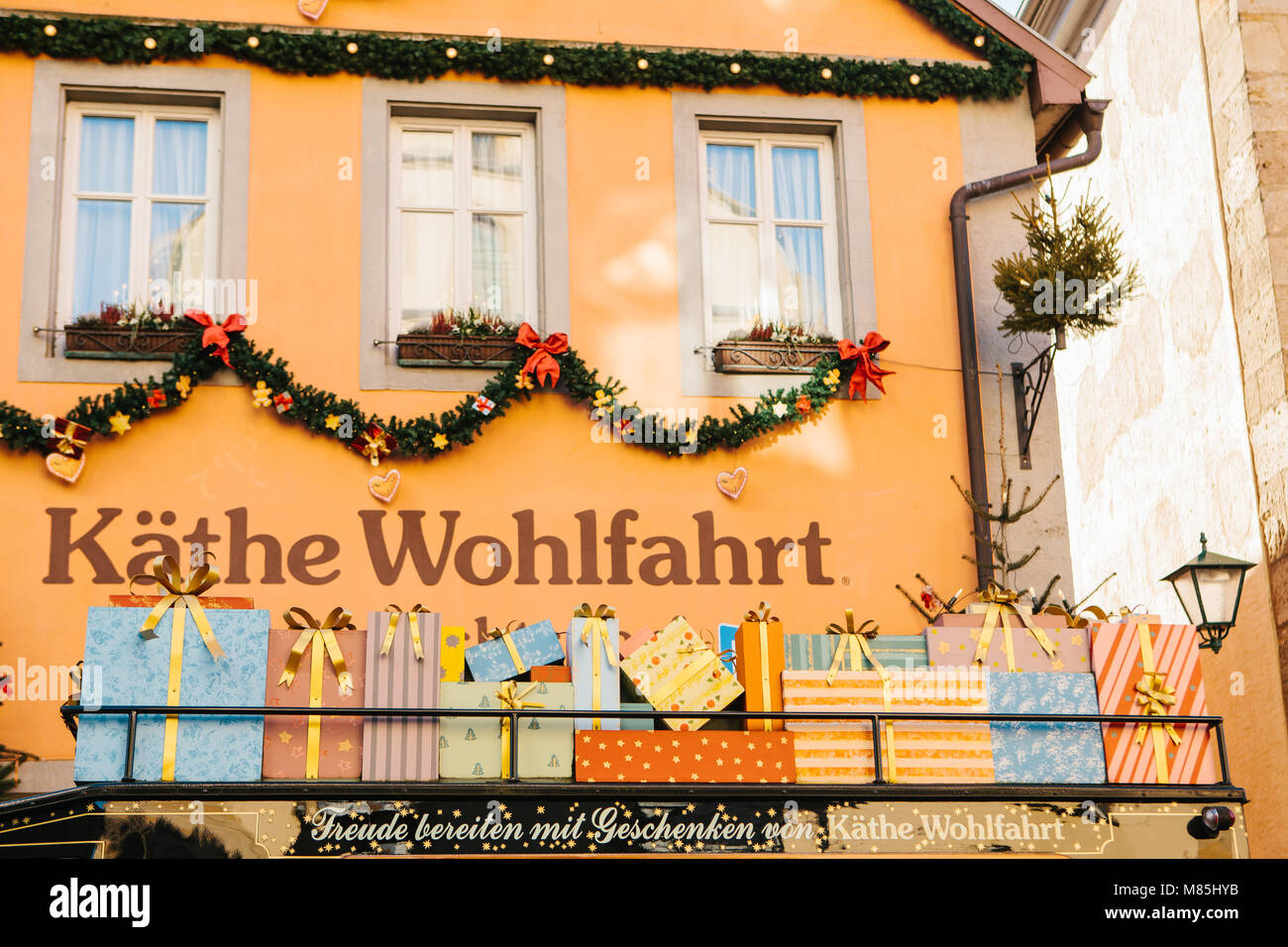 Allemagne, Rothenburg ob der Tauber, 30 Décembre 2017 : Kathe Wohlfahrt, décorations de Noël et magasin de jouets. Un magasin de jouets populaires en Allemagne. L'Europe. Banque D'Images