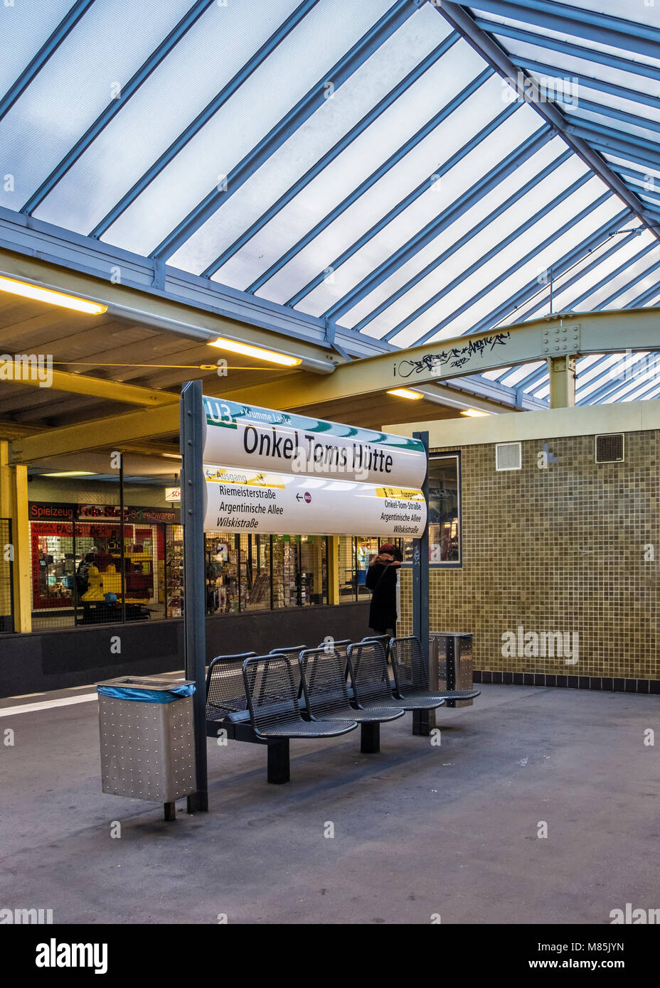 Berlin, Zehlendorf. Onkel Toms Hütte,Uncle Tom's Cabin, U-Bahn gare souterraine,intérieur,sièges et signer la plate-forme Banque D'Images