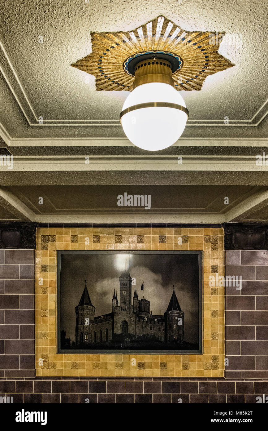 Berlin Wilmersdorf Hohenhollernplatz,U3 U-Bahn gare souterraine de l'intérieur. La lumière avec cadre photo et historique,tuiles de couleurs Banque D'Images