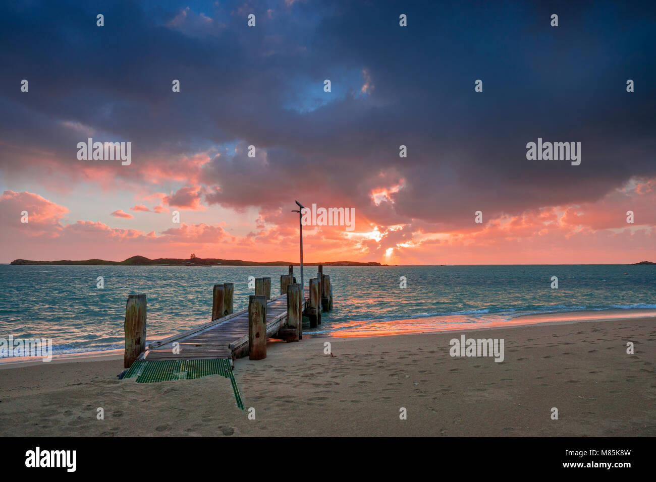 Point Mersey Jetty au coucher du soleil, à l'ouest de l'Australie de Shoalwater Banque D'Images