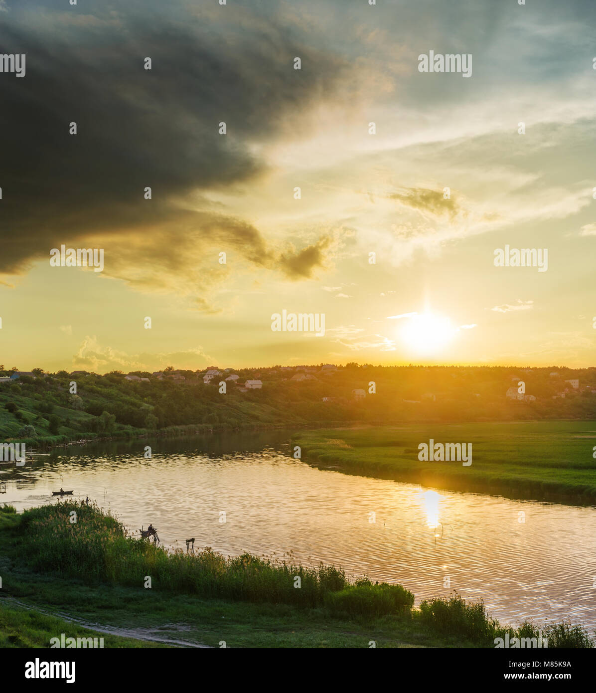 Coucher du soleil jaune dans les nuages sur la rivière Banque D'Images
