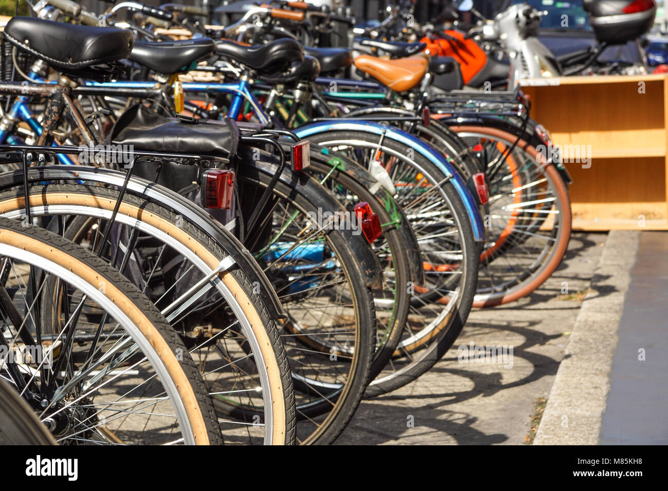 Rangée de vélos garés dans une ville pavée.Selective focus sur la première roue Banque D'Images