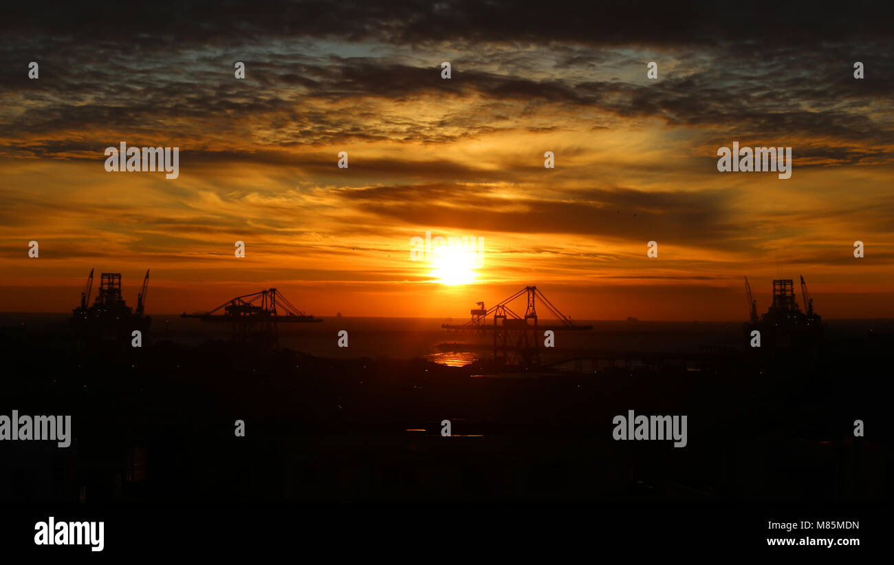 Dawn (vue sur le port, la lumière du soleil) Banque D'Images