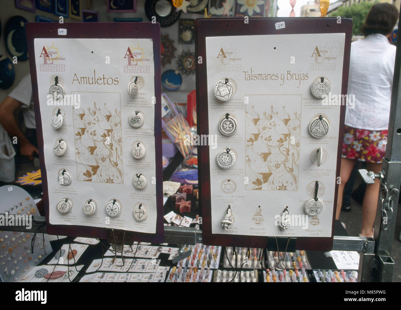 Marché El Rastro de Madrid Espagne Bijoux talismans et amulettes montrant de décrochage Banque D'Images