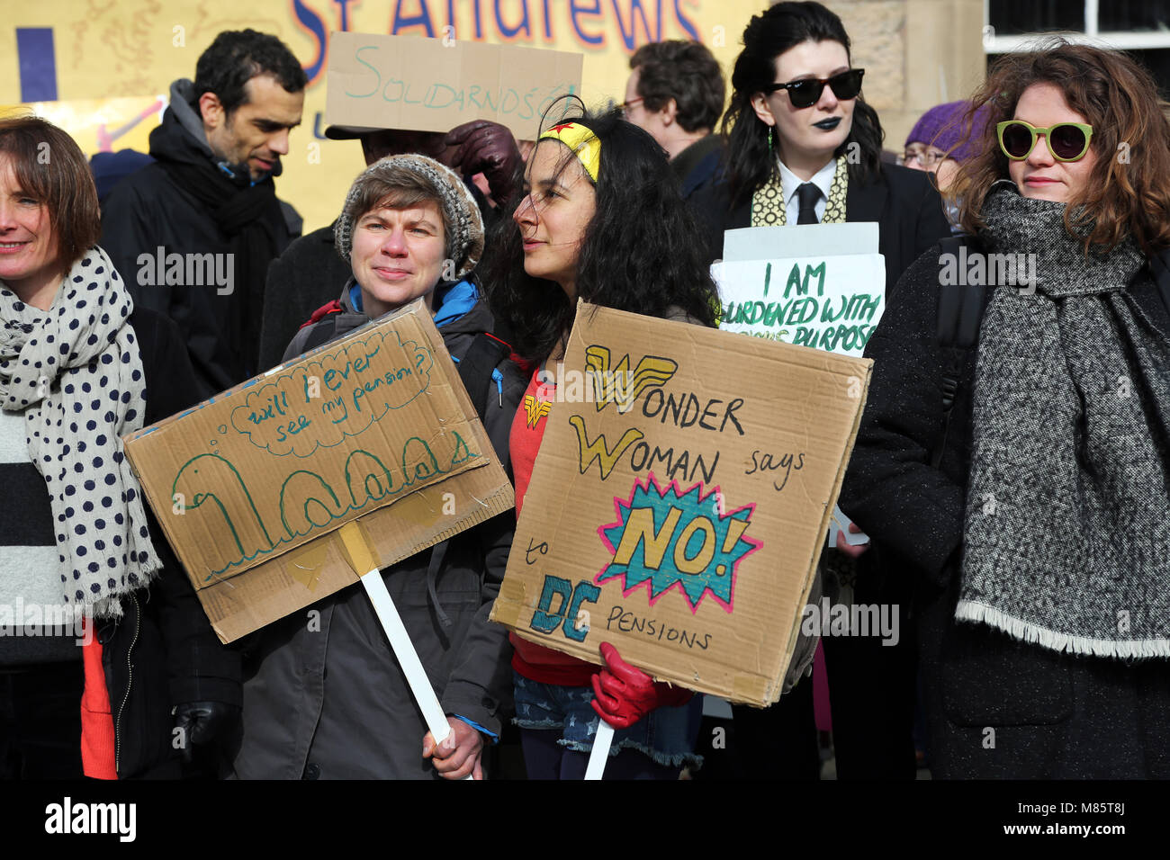 St Andrews, Scotland, UK 14 Mars 2018 Plus de 100 universitaires soutenus par de nombreux étudiants ont pris part à une autre journée d'action à l'extérieur de l'Université de St Andrews pour mettre en évidence la poursuite de leur différend sur les pensions du personnel. Cette grève, appelé par l'université et collège Union (UCU), a eu lieu dans des universités en Grande-Bretagne de l'équité en matière de pensions futures Crédit : Findlay/Alamy Live News Banque D'Images